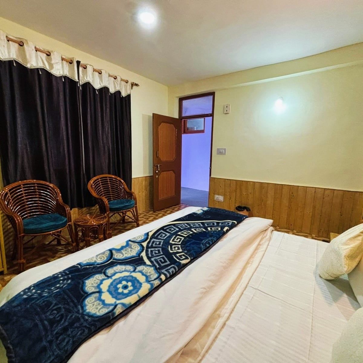 Double room with two wicker chairs by the window